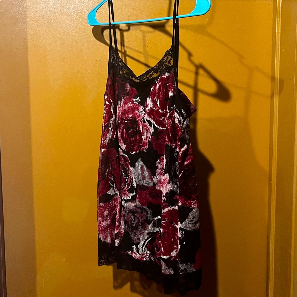 Maurices strappy lace tank in black/rose pattern size 2X